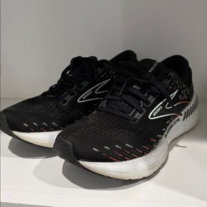 Brooks Black and White Athletic Shoes with Mesh Uppers 7.5 Women’s